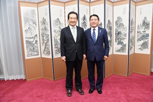 권오봉 여수시장(오른쪽)이 정세균 국무총리와 포즈를 취하고 있다. ⓒ 여수시