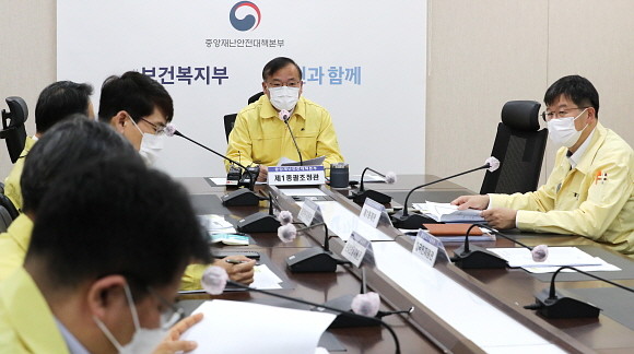 정부가 수도권의 '사회적 거리두기' 단계를 24일 0시부터 2단계로 격상한다. 강도태 중앙재난안전대책본부 제1총괄조정관이 23일 중대본 회의를 주재하며 발언하고 있다. © 연합뉴스