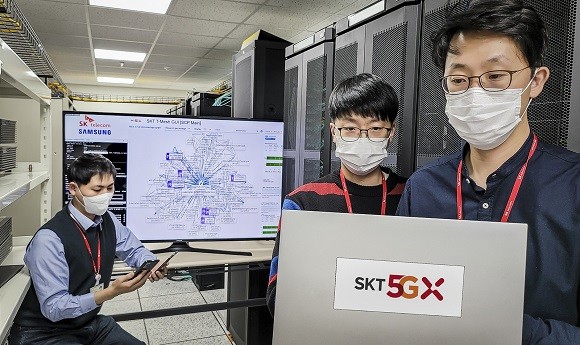 SK텔레콤 연구원들이 20일 분당에 위치한 5GX 기술그룹Lab에서 ‘차세대 코어망’의 기술과 장비 성능을 시험해보고 있다. ⓒ SK텔레콤