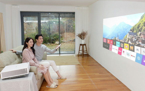 LG전자가 편의성을 대폭 업그레이드한 'LG 시네빔 레이저(Laser) 4K'를 선보였다. ⓒ LG전자