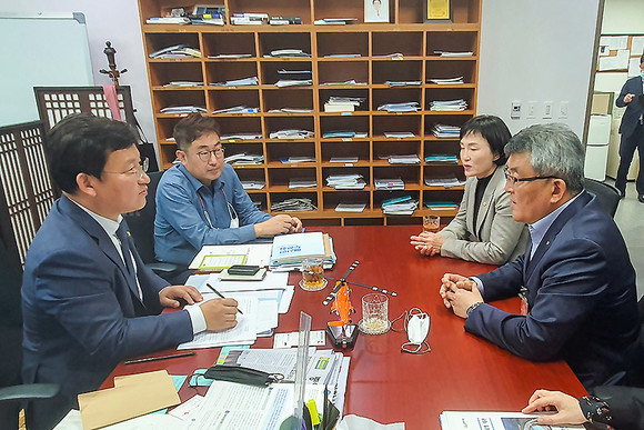 김학동 예천군수가 국비확보를 위해 지난 10월28일 국회 김형동 국회의원실을 방문하고 있다. ⓒ 예천군