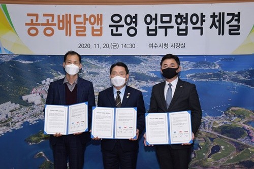 권오봉 여수시장, 조양현 ㈜만나플래닛 대표이사, 박기창 여수시소상공인연합회장이 업무협약을 체결했다. ⓒ 여수시