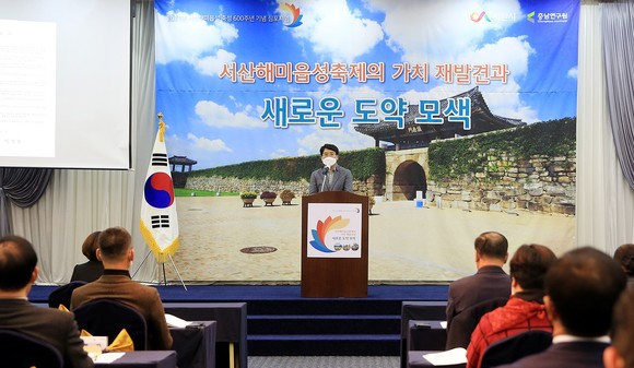 24일 서산 베니키아호텔에서 열린 2021년 서산해미읍성 축성 600주년 기념 심포지엄에서 맹정호 서산시장이 인사말씀을 하고 있다. ⓒ 서산시