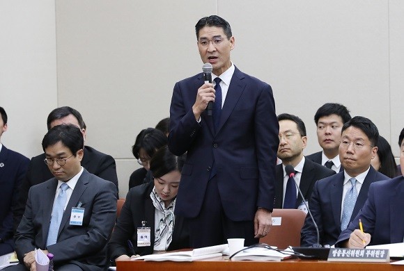 지난해 10월4일 국회에서 열린 과학기술정보방송통신위원회 방송통신위원회 국정감사에서 존리 구글코리아 대표가 의원 질의에 답변하고 있다. ⓒ 연합뉴스