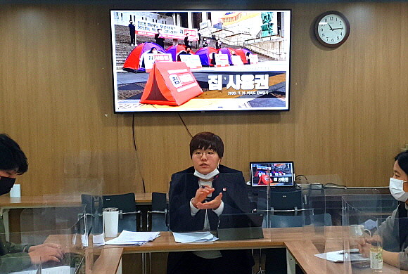 25일 서울 영등포구 진보당사 대회의실에서 열린 '불평등 구조를 허무는 첫 번째 기본자산 집 사용권 제안' 기자간담회에서 송명숙 청년진보당 대표가 발언하고 있다. = 김화평 기자