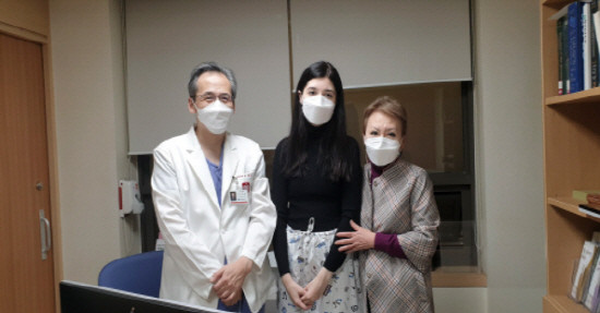왼쪽부터 경북대병원 정형외과 오창욱 교수 박엘레나와 어머니. ⓒ 경북대병원