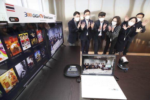 KT 광화문빌딩에서 KT 임직원들이 태국 3BB사와 화상회의를 연결해 IPTV 런칭 순간을 함께 축하하고 있다. ⓒ KT