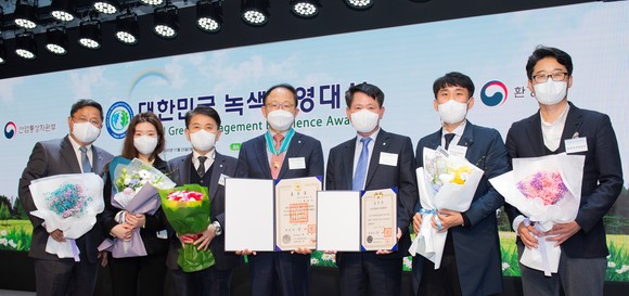 지난 25일 '2020 대한민국 녹색경영대상' 시상식에서 한국중부발전 박형구 사장이 '동탑산업훈장'을, 제주발전본부가 녹색경영 단체부문 '대통령 표창'을 수상하고 직원들과 기념촬영을 하고 있다. 왼쪽 네 번째부터 박형구 한국중부발전 사장, 안천수 제주발전본부장. ⓒ 중부발전
