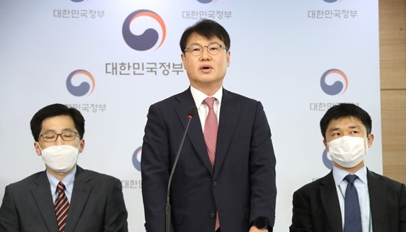 강성국 법무부 법무실장이 지난 8월 정부서울청사 브리핑실에서 부처 합동으로 국제투자분쟁(ISDS) 전담조직 신설 및 대응에 대한 브리핑을 하고 있다. ⓒ 연합뉴스