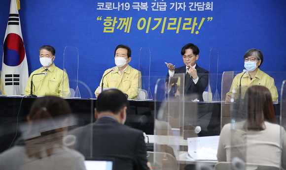 정세균 국무총리는 29일 긴급 기자간담회를 열고, 신종 코로나바이러 감염증 3차 대유행 상황과 관련한 방역 강화 조치를 발표했다. © 연합뉴스