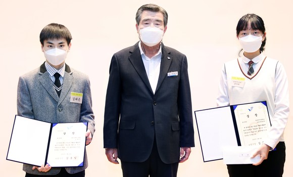 청소년 우수자원봉사자 시상식을 개최 후 기념촬영을 하고 있다. ⓒ 보령시