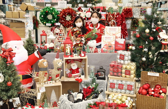 이마트가 가족들과 함께 집에서도 행복한 크리스마스를 보낼 수 있도록 크리스마스 홈데코 용품 할인전에 나선다. © 이마트