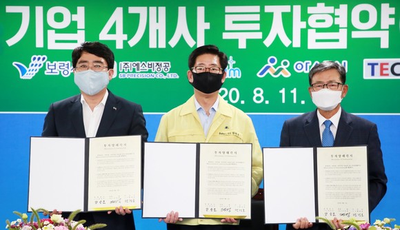 지난 8월11일 충남도청 상황실에서 듀링과 서산 공장 확장 이전 투자협약 체결 장면. 좌축부터 맹정호 서산시장, 양승조 충남도지사, 고진성 듀링 대표. ⓒ 서산시