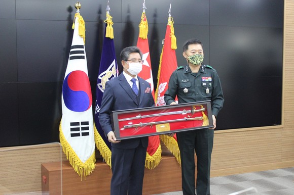 박인주 제니엘그룹 회장이 육군사관학교로 부터 감사패를 받으며 기념촬영을 하고 있다. ⓒ 제니엘