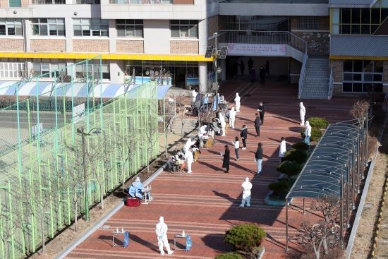1일 오전 광주광역시 광산구 한 중학교에서 학생들이 코로나19 진단 검사를 받고 있다. 방역 당국은 이 학교 재학생이 코로나19에 확진되자 재학생과 교직원 등 400여 명을 대상으로 전수 조사했다. ⓒ 연합뉴스