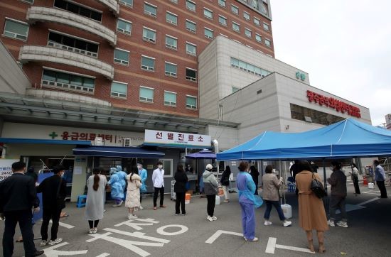 11월20일 오후 광주 동구 전남대학교병원에서 병원 의료진과 직원들이 코로나19 검사를 받기 위해 선별진료소 앞에 줄지어 있다. 전남대병원은 코로나19 확진자의 잇따른 발생으로 본관 병실을 동일 집단(코호트) 격리하고 외래와 응급실 진료를 중단했다. ⓒ 연합뉴스