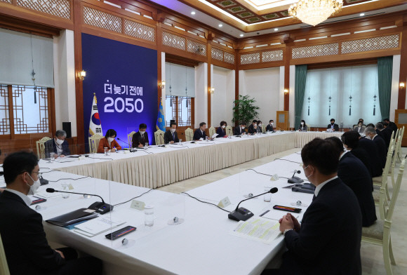 문재인 대통령이 지난 27일 청와대에서 2050 탄소중립 범부처 전략회의를 주재하고 있다. ⓒ 연합뉴스