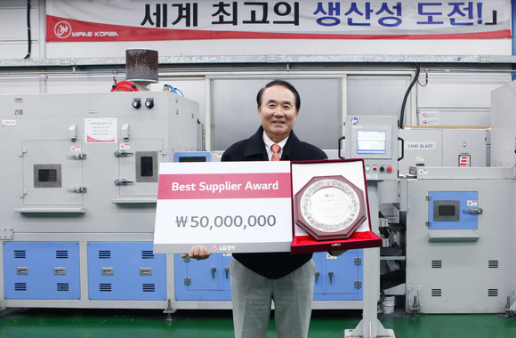LG전자 우수 협력사로 선정된 미래코리아의 한동권 대표가 천안공장에서 상패를 들고 기념촬영을 하고 있는 모습. ⓒ LG전자