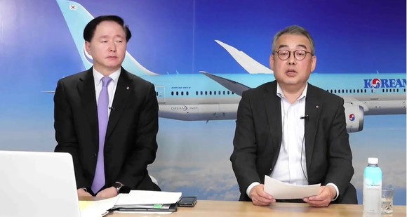 우기홍 대한항공 사장(왼쪽)이 2일 열린 긴급 온라인 간담회에서 아시아나항공 인수 계획에 대해 발표하는 모습. =이수영 기자