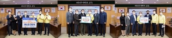 광주은행, 농협, 신한은행(왼쪽부터) 관계자들이 순천시장에게 마스크를 전달하고 기념촬영을 하고 있다. ⓒ 순천시