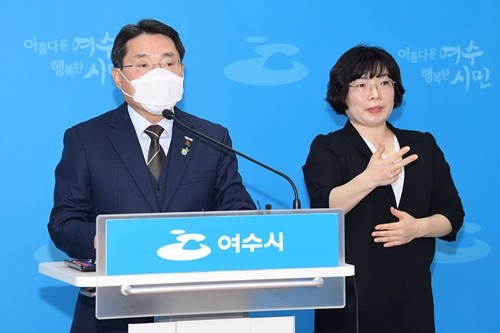 권오봉 여수시장이 브리핑룸에서 영상 브리핑을 통해 입장을 밝히고 있다. ⓒ 여수시