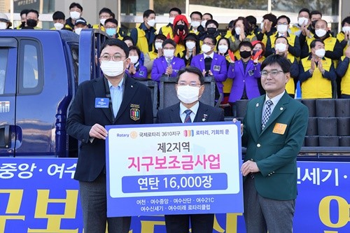 우광일 국제로타리3610지구 총재(왼쪽)와 김기봉 제2지역 대표(오른쪽)가 권오봉 시장과 기념촬영을 하고 있다. ⓒ 여수시