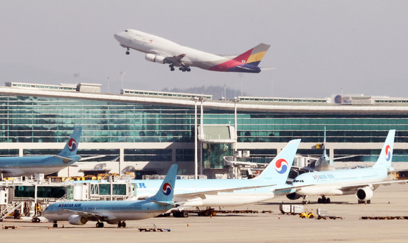 인천국제공항에 대한항공과 아시아나항공 양사 여객기들이 주기돼 있는 모습. ⓒ 연합뉴스