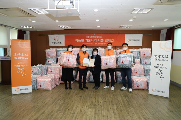 이재훈 한화디펜스경영지원실 지원팀장(왼쪽에서 두번째)과 박종옥 중구자원봉사센터장이 지난 2일 ‘2020 서울특별시 자원봉사 유공 표창’ 기념식 이후 사진 촬영하고 있다. ⓒ 한화디펜스