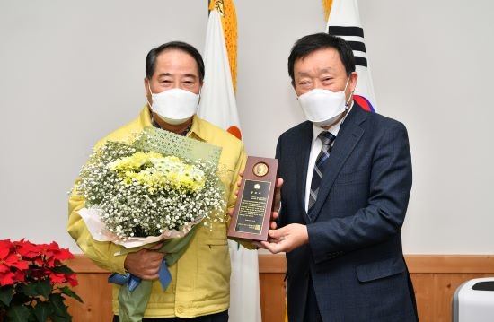 최형식 담양군수가 3일 전국 시장군수구청장협의회로부터 공로패를 받았다. ⓒ 담양군