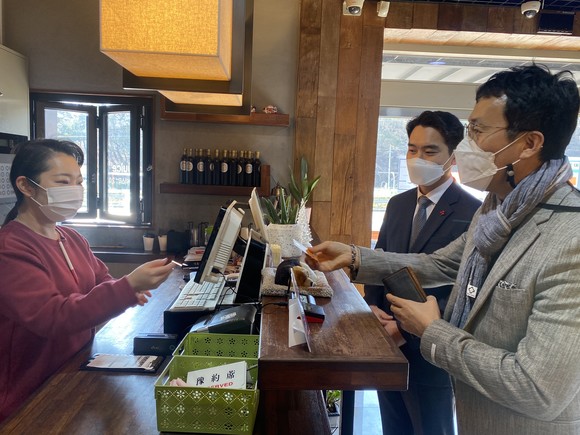 상보회 강형섭 재무국장이 착한 선결제를 하고 있다. ⓒ 프라임경제