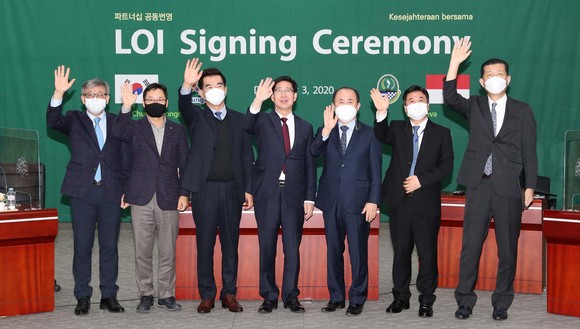 3일 양승조 지사는 대회의실에서 온라인을 통해 리드완 카밀 서자바주지사와 국제교류협력의향서(LOI)를 체결 후 관계자들과 기념촬영을 하고 있다. ⓒ 충남도