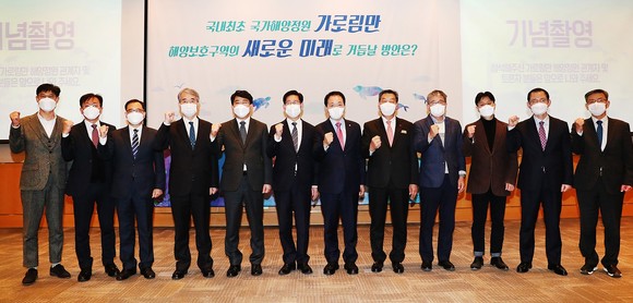 3일 전경련회관 컨퍼런스센터에서 열린 가로림만 해양정원 국회토론회 참석자들이 단체 기념촬영을 하고 있다. ⓒ 서산시