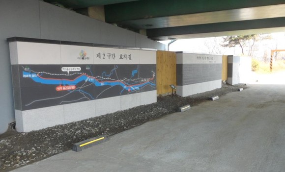 아산대교 하부에 설치된 가벽(레트로 감성 벽화). ⓒ 아산시