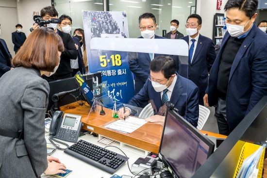 이용섭 광주광역시장이 4일 광주은행 시청지점에서 송종욱 광주은행장, 관계자 등이 참석한 가운데 '넋이 5월, 그 날을 기억하며' 통장에 가입하고 있다. ⓒ 광주은행