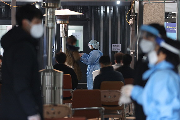 정부가 수도권에 적용되는 사회적 거리두기 조치를 2.5단계로 격상했다. 이번 거리두기 단계 격상은 연말까지 3주간 시행될 방침이다. © 연합뉴스