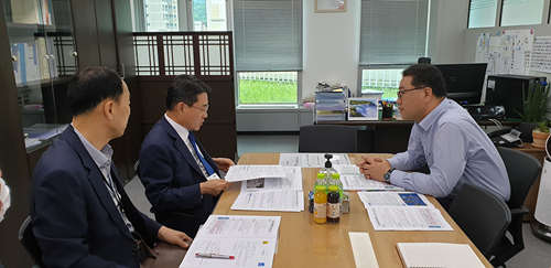 권오봉 여수시장이 유병서 기획재정심의관을 만나 ‘2026 여수세계섬박람회’ 개최 당위성을 피력하며 국제행사 승인과 정부 지원을 적극 건의하고 있다 ⓒ 여수시