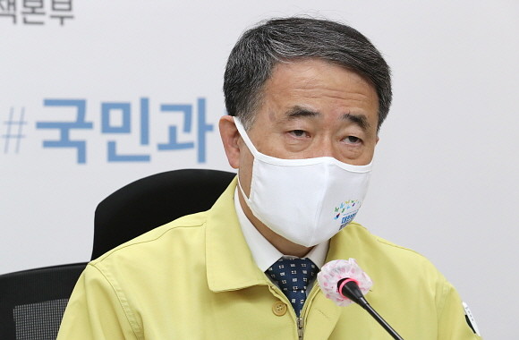 7일 0시 기준 코로나19 신규 확진자가 615명 늘어 누적 3만8161명을 기록했다. 사진은 코로나19 대응 회의를 주재하고 있는 박능후 중앙재난안전대책본부 1차장. © 연합뉴스