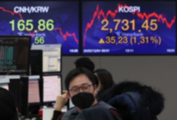 코스피가 사상 처음으로 2700선을 넘어선 지난 4일 오후 서울 중구 하나은행 본점 딜링룸에서 직원이 밝게 웃고 있다. 이날 코스피지수는 전날 종가보다 35.23p(1.31%) 오른 2731.45에 거래를 마쳤고, 코스닥지수는 전 거래일보다 6.15p(0.68%) 오른 913.76으로 거래를 마쳤다. ⓒ 연합뉴스