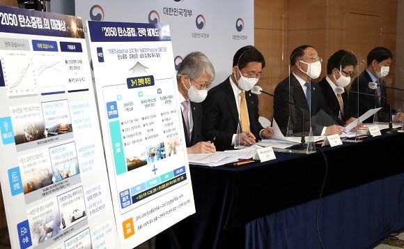 홍남기 경제부총리가 7일 정부청사에서 관계부처 장관들과 함께 '2050 탄소중립 추진전략'을 발표하고 있다. 왼쪽부터 최기영 과학기술정보통신부 장관, 성윤모 산업통상자원부 장관, 홍남기 경제부총리, 조명래 환경부 장관, 구윤철 국무조정실장. ⓒ 연합뉴스