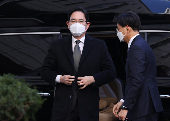 이재용 삼성전자 부회장이 국정농단 파기환송심 공판기일에 피고인으로 출석하는 모습. ⓒ 연합뉴스