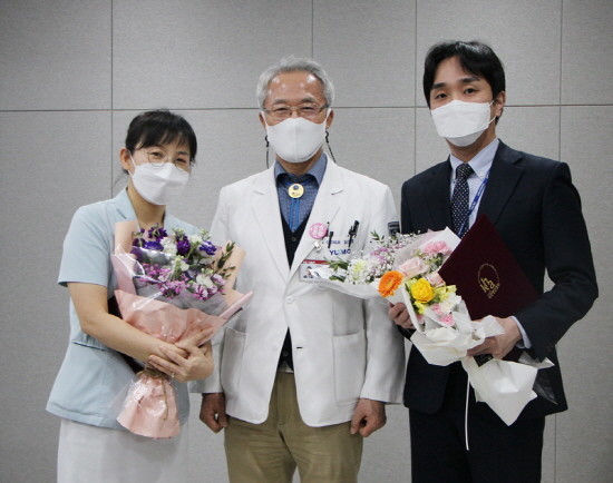왼쪽 명해경 수간호사, 중앙 김성호 병원장, 오른쪽 홍보협력팀 박종현 직원이 '슬기로운 코로나 생활' 영상 공모전 수상 기념 촬영을 하고 있다. ⓒ 영남대의료원