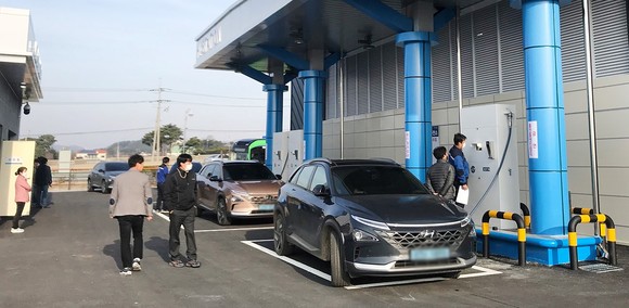 수소충전소 시범충전 모습. ⓒ 서산시