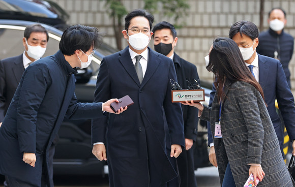 이재용 삼성전자 부회장이 서울 서초구 서울고등법원에서 열린 '국정농단' 사건 파기환송심 공판에 출석하고 있는 모습. ⓒ 연합뉴스