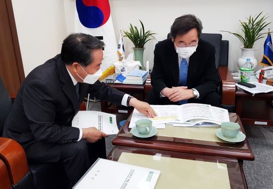 최형식 군수는 지난달 12일 이낙연 더불어민주당 대표를 만나 국립한국정원문화원 건립이 반드시 필요하다고 강조하며 내년도 예산이 반영될 수 있도록 협조를 부탁했다. ⓒ 담양군
