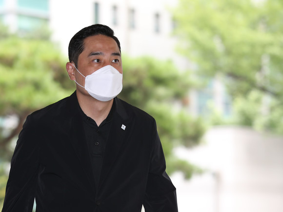 강용석 변호사가 허위사실 유포에 의한 명예훼손 혐의로 경찰에 긴급 체포됐다. ⓒ 연합뉴스