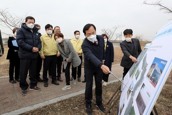 김삼호 광산구청장과 이용섭 광주광역시장이 참석한 가운데 장록습지 국가습지보호구역 지정 현장을 설명하고 있다. ⓒ 광산구