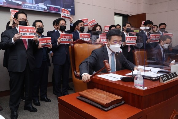 지난 8일 국회 법제사법위원회 전체회의에서 국민의힘 주호영 원내대표와 의원들이 거세게 항의하는 가운데 윤호중 법사위원장이 상법 일부 개정법률안을 가결하고 있다. ⓒ 연합뉴스