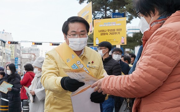 오세현 시장이 전단과 마스크를 배부하며 코로나19 방역수칙 준수를 안내하고 있다. ⓒ 아산시
