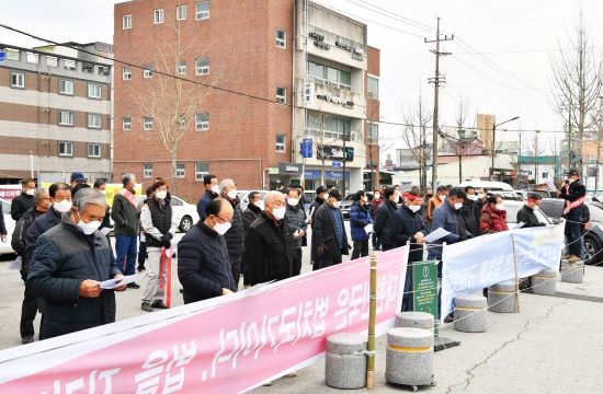 대전면 주민들이 환경분쟁을 겪고 있는 한솔페이퍼텍(주)의 조속한 이전을 촉구하는 집회를 개최하고 있다. ⓒ 한솔페이퍼텍(주) 폐쇄와 이전을 위한 환경대책연대