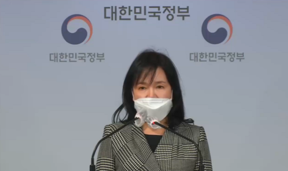 송경희 과학기술정보통신부 소프트웨어정책관이 지난 9일 정부서울청사에서 디지털뉴딜 성공의 초석이 될 '가상융합경제 발전전략'을 발표하고 있다. ⓒ e브리핑 캡처
